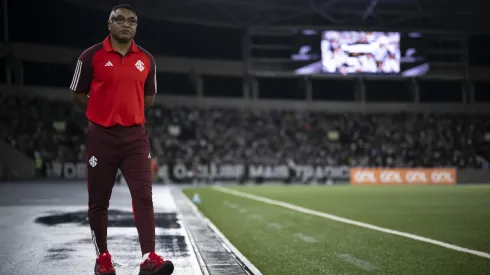 Roger técnico do Internacional durante partida contra o Botafogo no Engenhao