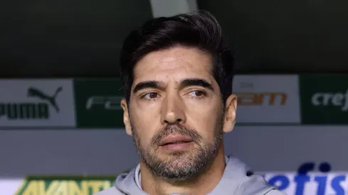 Abel Ferreira durante partida contra o Cruzeiro. Treinador recebe promessa da presidente do Verdão.