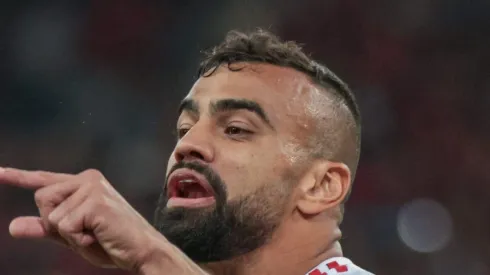 Fabrício Bruno durante partida contra o Athletico. Zagueiro pode sair do Mais Querido.