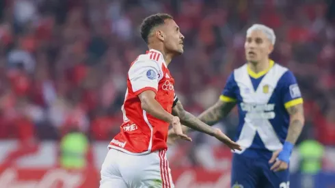 Alan Patrick comemora gol do Inter contra o Rosario Central.