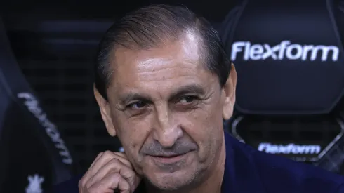 Ramón Díaz no banco de reservas do Timão. Foto: Marcello Zambrana/AGIF