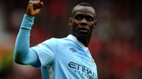 Mario Balotelli comemorando gol em partida entre Manchester United e Manchester City, no Old Trafford, pela Premier League, no dia 23/10/2011. Foto: Laurence Griffiths/Getty Images
