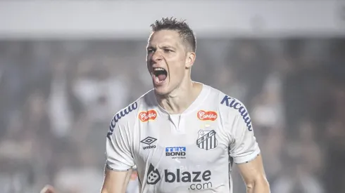 Furch comemorando o seu gol diante do Coxa. Foto: Raul Baretta/ Santos FC.