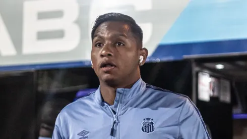 Alfredo Morelos, atacante do Santos, embarcando em viagem pelo Brasileirão Série B - Foto: Raul Baretta/ Santos FC