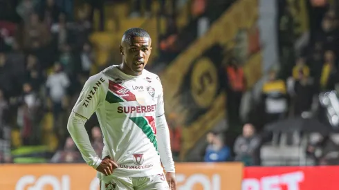 Douglas Costa não é mais jogador do Fluminense