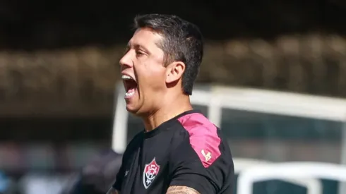 Thiago Carpini, técnico do Vitória durante partida contra o Grêmio no estádio Francisco Stedile pelo Brasileirão Série A 2024. Foto: Luiz Erbes/AGIF