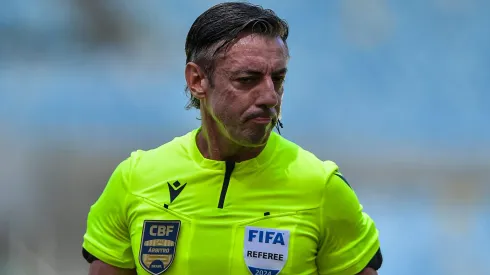 RJ - RIO DE JANEIRO - 28/04/2024 - BRASILEIRO A 2024, FLAMENGO X BOTAFOGO - O arbitro Raphael Claus durante partida entre Flamengo e Botafogo no estadio Maracana pelo campeonato Brasileiro A 2024. Foto: Thiago Ribeiro/AGIF