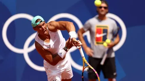 Rafael Nadal treinando em Roland Garros, palco da competição olímpica de Paris 2024