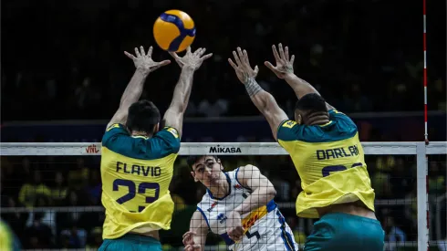 Flavio e Darlan em bloqueio contra a Itália na Liga das Nações. Foto: FIVB