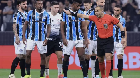 Jogadores do Grêmio reclamam com a arbitragem durante partida contra o Corinthians no estádio Arena Corinthians pelo campeonato Brasileiro A 2024. Foto: Marcello Zambrana/AGIF