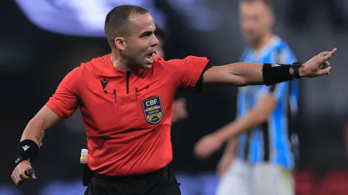 Árbitro foi criticado pelo pênalti a favor do Corinthians.