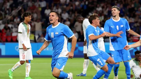 Jogadores de Israel comemoram gol em partida das Olimpíadas. (Photo by Carl Recine/Getty Images)
