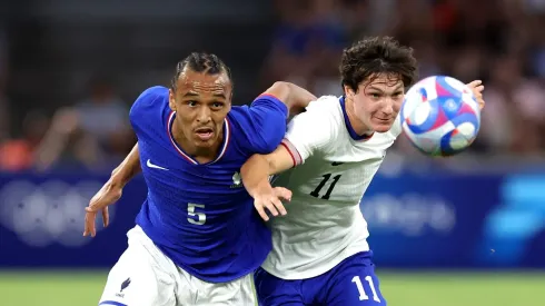 Paxten Aaronson disputa bola com Kiliann Sildillia em partida entre França e Estados Unidos. (Photo by Alex Livesey/Getty Images)