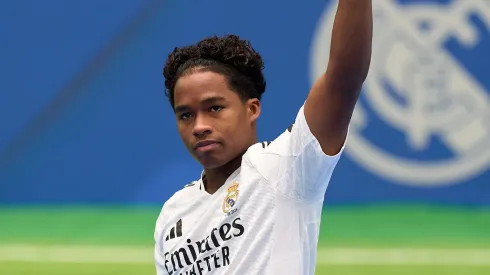 Endrick saudando a torcida do Madrid. Foto: Angel Martinez/Getty Images