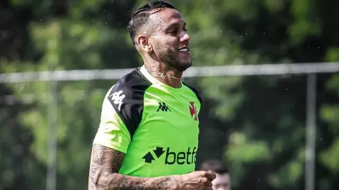 Souza treina no Vasco se preparando para o duelo contra o Grêmio.