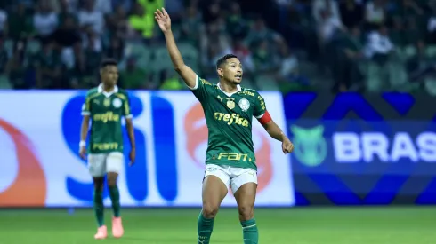 Atacante Alviverde durante a partida com o Vitória