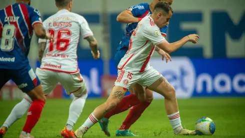 Thaciano jogador do Bahia disputa lance com Bruno Gomes jogador do Internacional. Foto: Jhony Pinho/AGIF