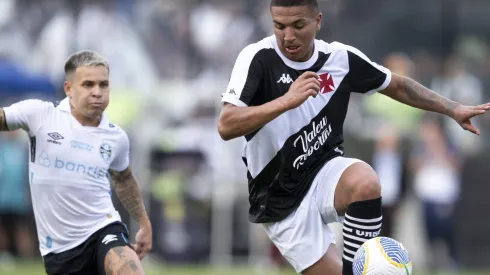 Soteldo e Matheus Carvalho em partida entre Vasco x Grêmio