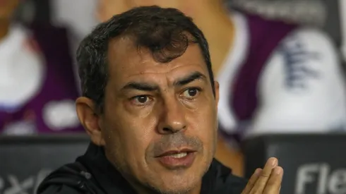 Carille durante partida contra o Chapecoense. Meio-campista não recebeu chances com o treinador.