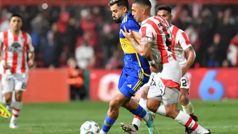 Milton Giménez, do Boca Juniors, duela com Fernando Alarcón, do Instituto (Foto: Hernan Cortez/Getty Images)