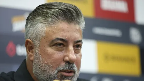 Alexandre Gallo durante coletiva no Peixe. Dirigente comanda negociações no clube.