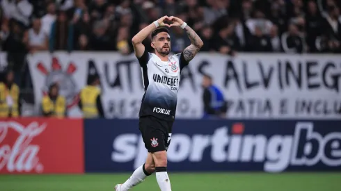 Meio-campista comemorando gol pelo Timão