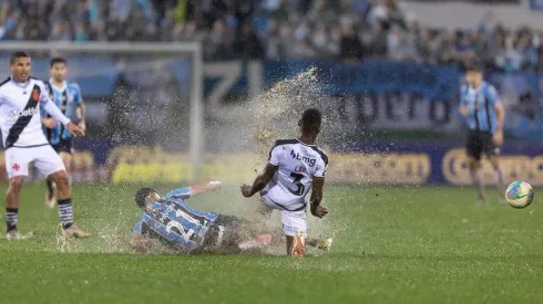Grêmio e Vasco se enfrentando na Arena Condá, estádio da Chapecoense.
