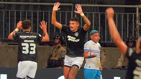 Tiquinho Soares comemora gol pelo Botafogo. Foto: Walmir Cirne/AGIF