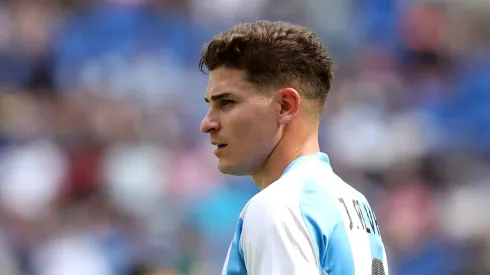 Julian Alvarez da Argentina durante partida dos Jogos de Paris. (Foto de Claudio Villa/Getty Images)