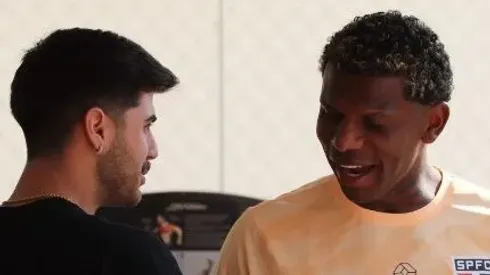 Beraldo conversa com Arboleda em visita ao São Paulo. Foto: Divulgação/São Paulo.