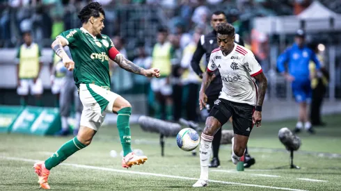 Gustavo Gomez jogador do Palmeiras disputa lance com Bruno Henrique jogador do Flamengo durante partida no estadio Arena Allianz Parque pelo campeonato Brasileiro A 2024.