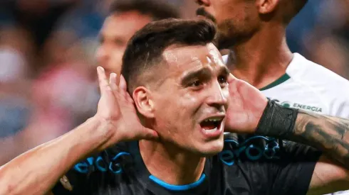 Franco Cristaldo durante partida contra o Goiás. Meio-campista gera interesse do futebol do exterior.