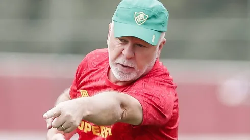 Mano Menezes deixou claro a necessidade de acelerar contratação