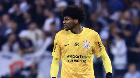 Hugo Souza analisa cenário da partida e aponta superioridade do Corinthians