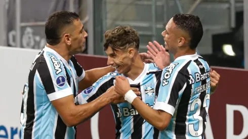RS - Porto Alegre - 06/05/2021 - COPA SUL-AMERICANA 2021, GREMIO X ARAGUA - Ferreira jogador do Gremio comemora seu gol com Diego Souza e Luiz Fernando jogador da sua equipe durante partida contra o Aragua no estadio Arena do Gremio pelo campeonato Copa Sul-Americana