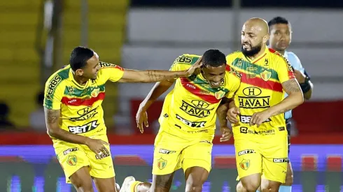 Jogadores do Brusque comemoram gol pela Série B. Foto: Thiago Calil/AGIF