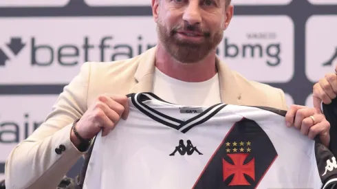 RIO DE JANEIRO, BRAZIL - JULY 11: President of Vasco da Gama Pedrinho unveils Philippe Coutinho during his presentation as the new player of Vasco da Gama at Sede Nautica Da Lagoa on July 11, 2024 in Rio de Janeiro, Brazil. (Photo by Lucas Figueiredo/Getty Images)