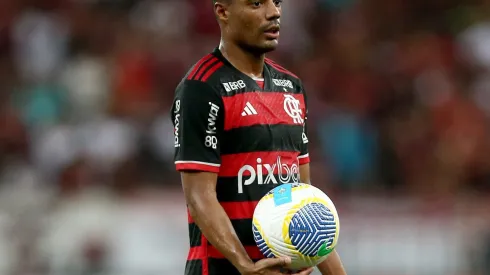 RIO DE JANEIRO, BRAZIL – APRIL 17: Nicolas de la Cruz of Flamengo holds the ball during the match between Flamengo and Sao Paulo as part of Brasileirao 2024 at Maracana Stadium on April 17, 2024 in Rio de Janeiro, Brazil. (Photo by Wagner Meier/Getty Images)