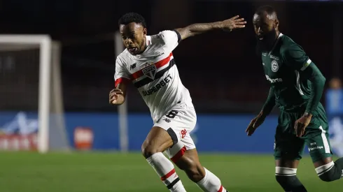 Welington em ação pelo SPFC diante do Goiás. Foto: Rubens Chiri / SPFC.
