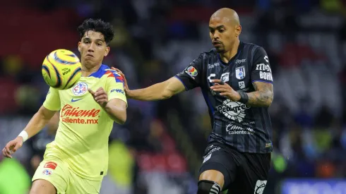 Emanuel Gularte (à direita), do Puebla-MEX, está no radar do Santos via scout