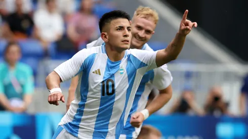 Thiago Almada em ação pela Argentina nas Olimpíadas. Foto: Claudio Villa/Getty Images