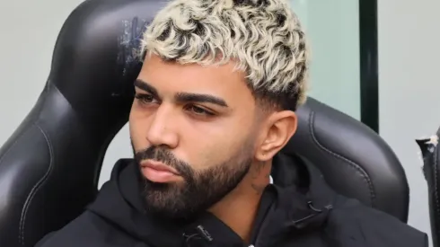 Gabigol no banco de reservas em partida entre Athletico/PR e Flamengo, na Ligga Arena, no dia 16/06/2024. Foto: Edson De Souza/Thenews2/Imago images