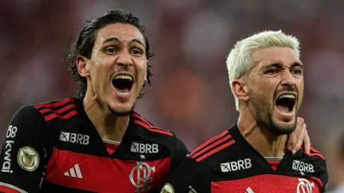 Pedro e Arrascaeta em partida do Flamengo pelo Campeonato Brasileiro 2024