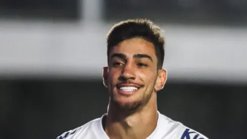 Pedrinho comemora gol pelo Peixe. Jogador está de saída do Clube Paulista.