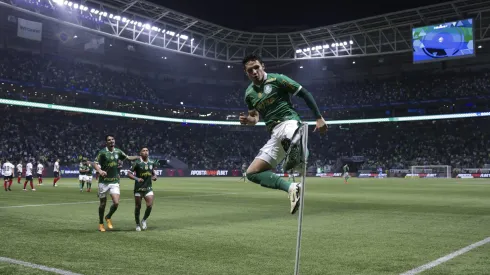 Raphael Veiga comemora gol no Allianz Parque.