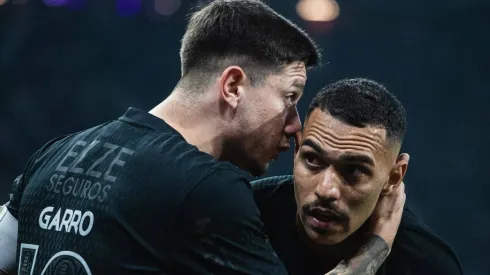 Rodrigo Garro e Matheuzinho durante partida entre Corinthians e Grêmio, na Neo Química Arena, pelo jogo de ida das oitavas de final da Copa do Brasil, no dia 31/07/2024. Foto: Rodilei Morais/Fotoarena/IMAGO