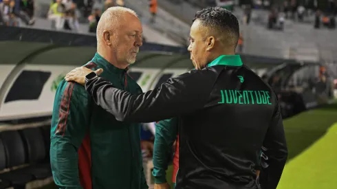 Mano Menezes e Jair Ventura, treinadores de Fluminense e Juventude, antes do jogo de ida das oitavas de final da Copa do Brasil, no Estádio Alfredo Jaconi, no dia 01/08/2024. Foto: Antônio Machado/Fotoarena/IMAGO