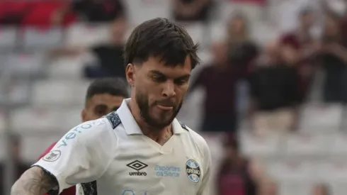 Nathan durante partida em Curitiba. Meio-campista permanece no Tricolor.