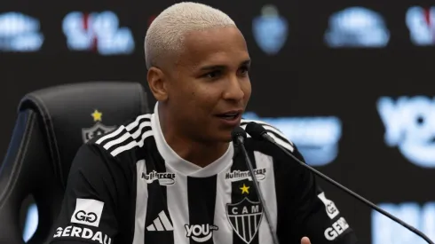 Deyverson em apresentação oficial com a camisa do Atlético-MG
Foto: Atlético-MG