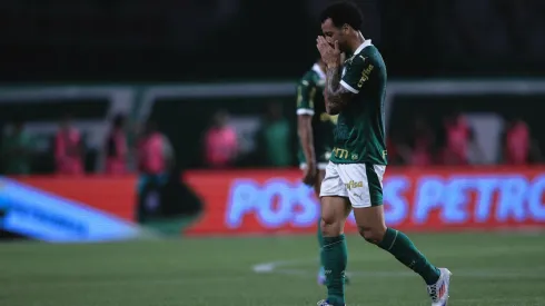 O meio-campista sentiu algum problema no olho. Ettore Chiereguini/AGIF.